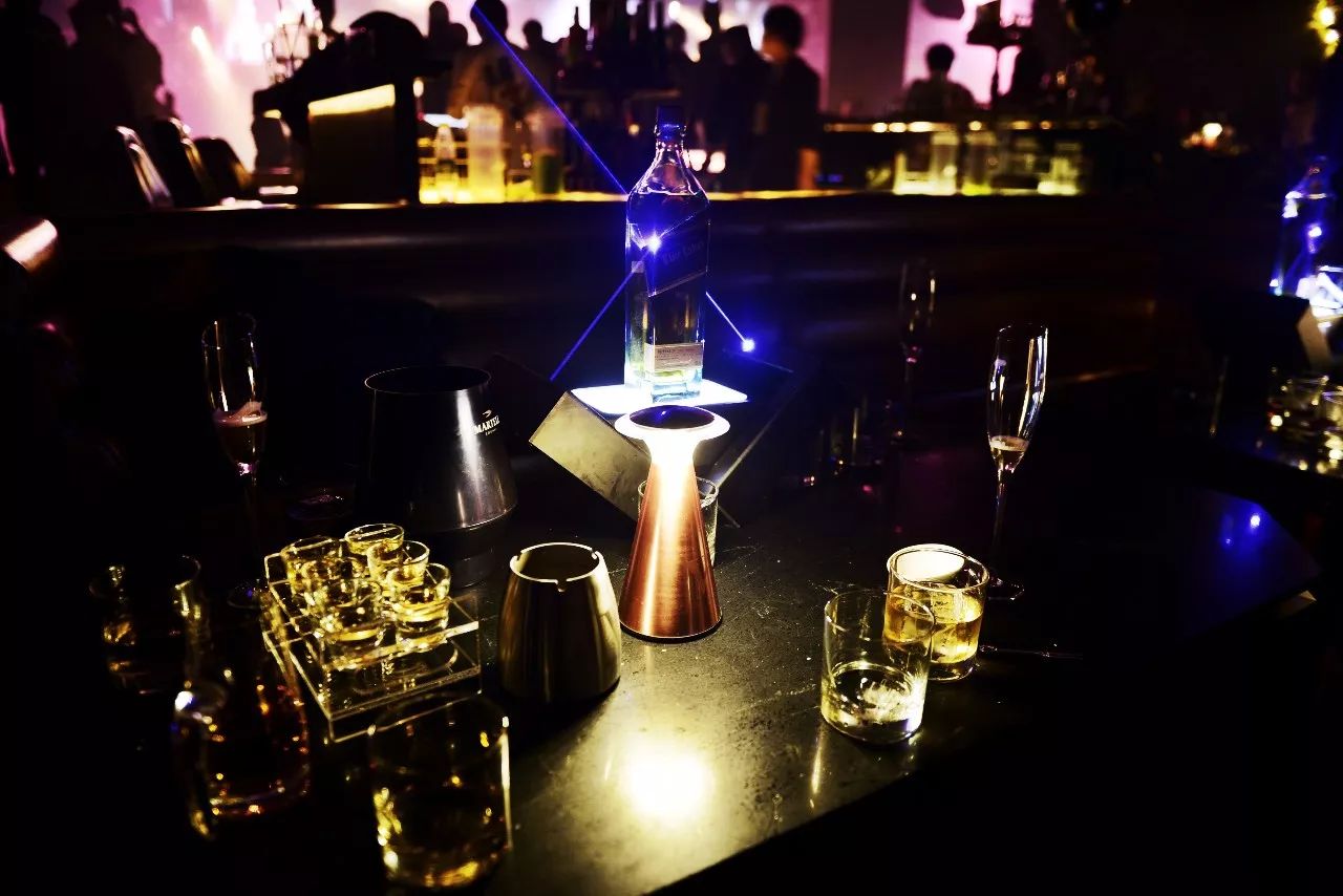 成都最高的酒吧，佳酿、美女、电音、轰趴，这个圣诞在这都能找到