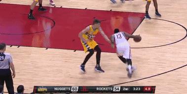 哈登胯下过人几乎没有人能防得住,哈登的过人招牌动作