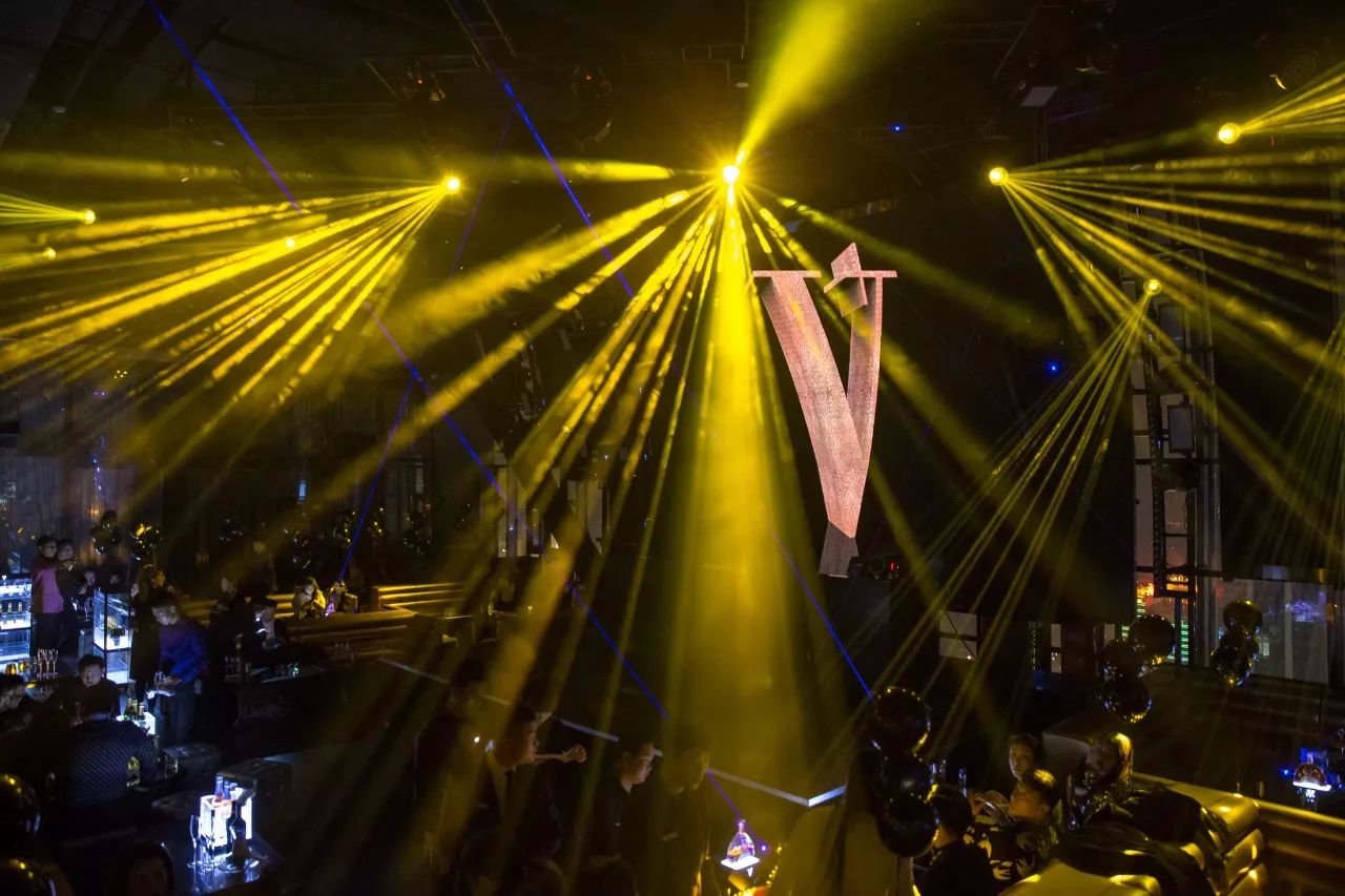 成都最高的酒吧，佳酿、美女、电音、轰趴，这个圣诞在这都能找到