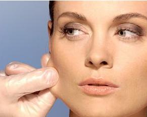 耳朵边长痘痘是什么原因,眉毛处长痘痘是什么原因