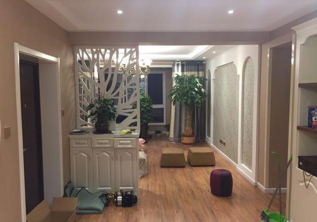 老公非要在客厅挖个地窖,客厅免打孔简易隔断