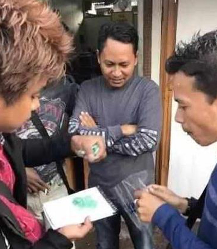 这群人，抽着6块钱的烟，住着50块的宾馆，却谈着上千万的生意？