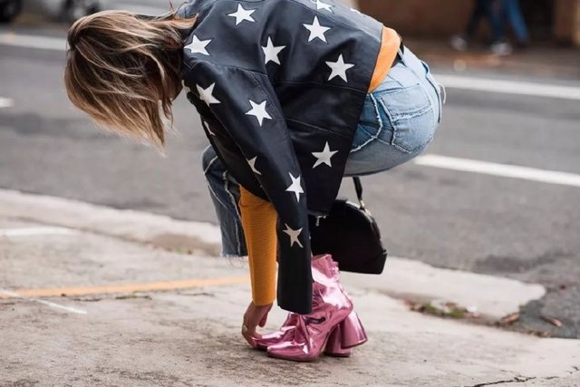 冬天出镜率最高的黑色短靴，搭配裤袜阔腿裤收获“筷子腿”的效果