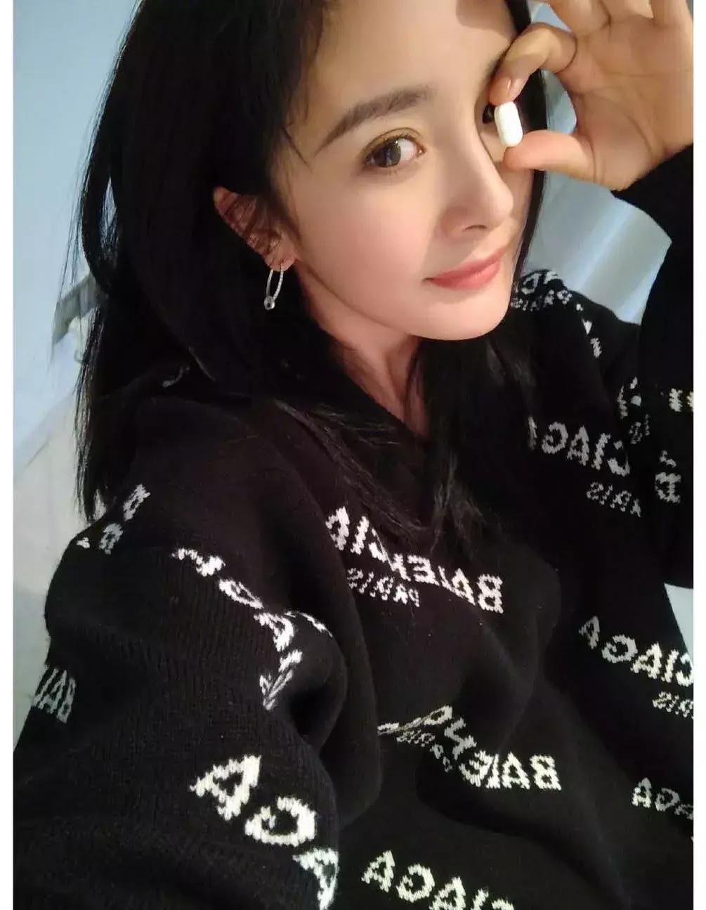 带货女王杨幂不愧是时尚的代言词 (杨幂带货女王流量一姐)