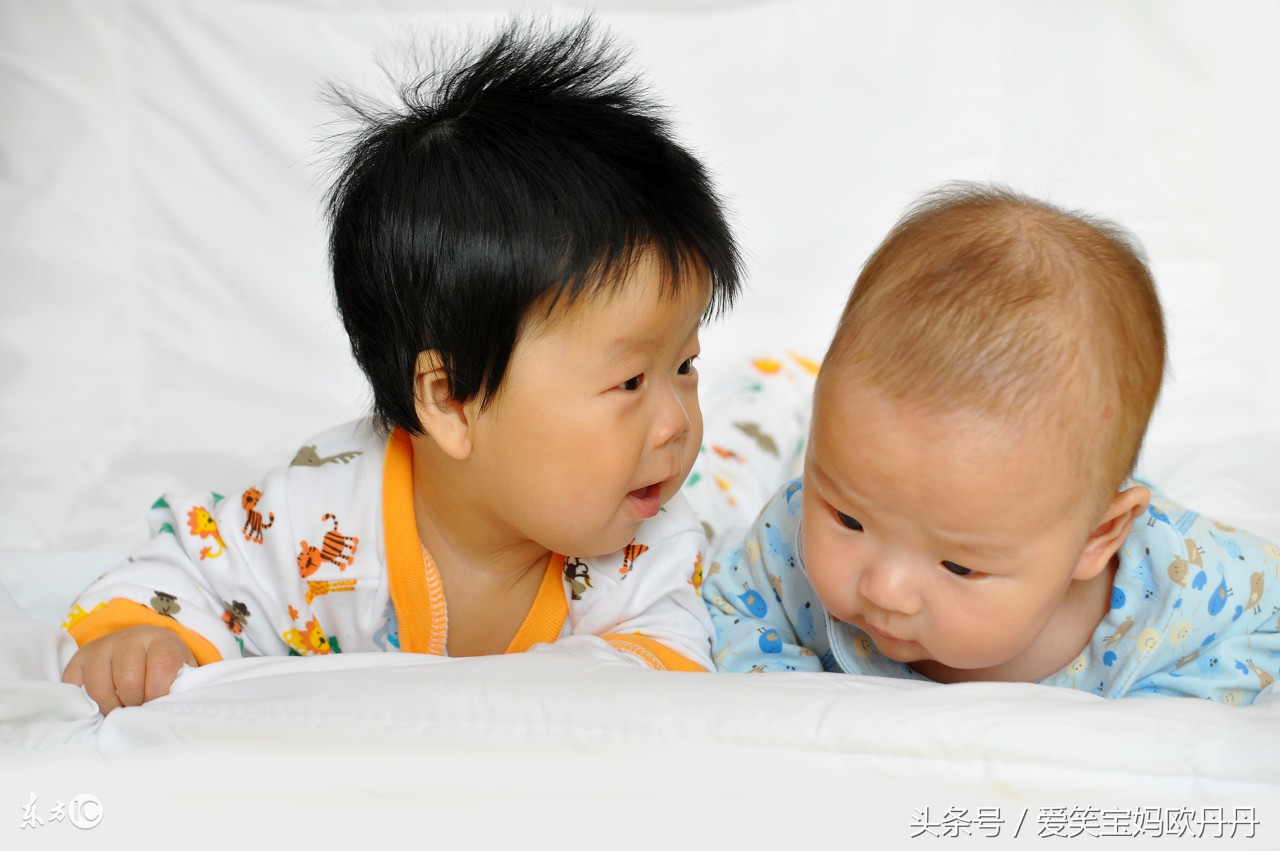 宝宝学翻身大人怎么帮助,宝宝学翻身妈妈示范