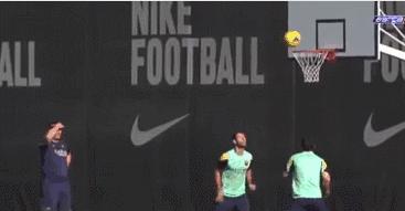 梅西踢右边锋吗,梅西踢高尔夫足球