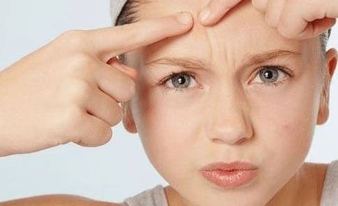 脸颊额头长痘是什么原因怎么解决,脸颊额头长痘的原因及调理方法