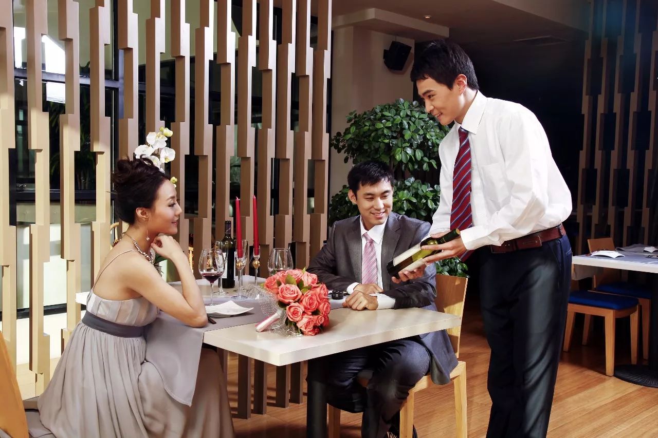 这些服务员的工资是你的N倍,但不是谁都能做