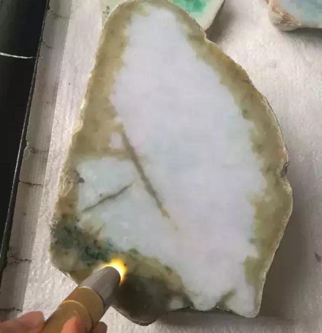 翡翠手镯戴时间长了发黄怎么回事,翡翠打紫光灯照发黄正常吗