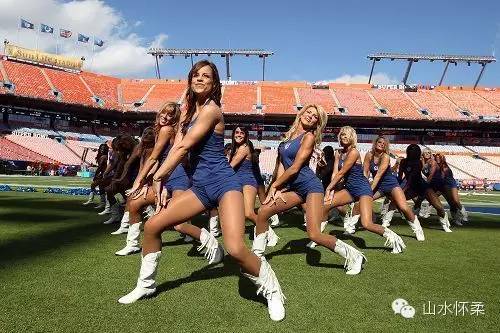 舞动青春不要吝啬你的青春美丽，赶紧加入我们“足球啦啦队”SHOW吧！