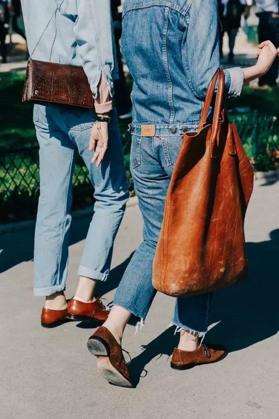 我跟与倪妮做邻居的姐姐聊了聊,她买菜时都背什么包