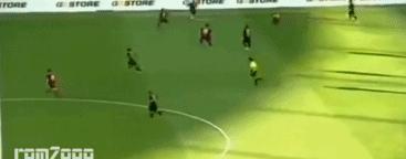 叹为观止的传球,足坛经典长传球gif