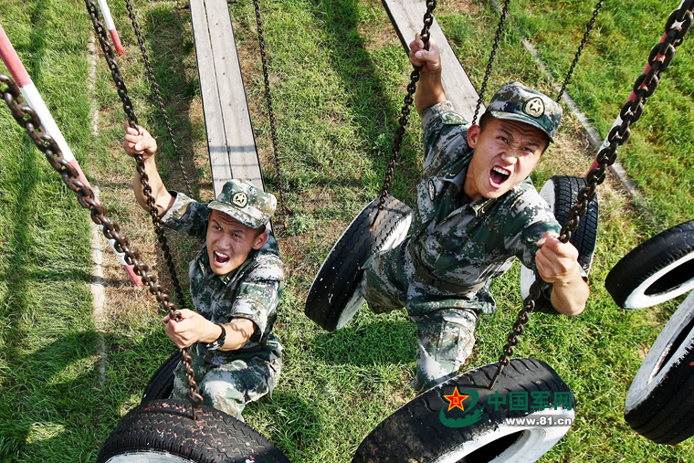 跟着奥运冠军的教练练体能,官兵们看过来!