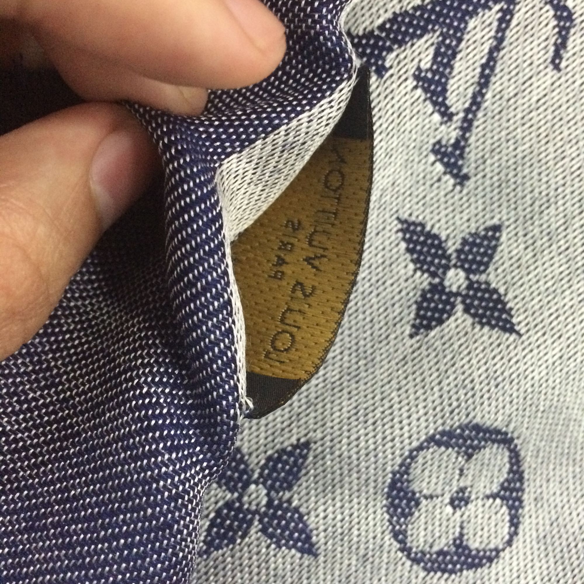 lv披肩的水洗标缝在侧面是真的吗,如何识别lv披肩真假