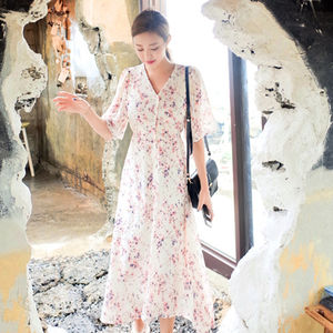 五一帮你搭：吊带裙PK碎花裙，去海边你更爱哪个？