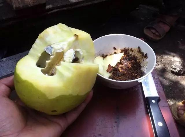 水果蘸着盐巴、辣椒吃，泡酒喝，云南人吃水果的姿势太丰富多彩了