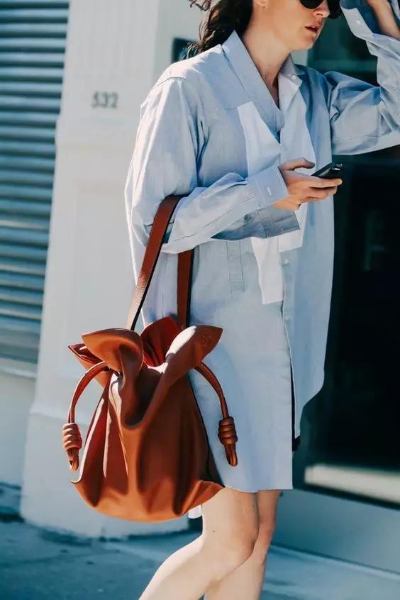 我跟与倪妮做邻居的姐姐聊了聊,她买菜时都背什么包