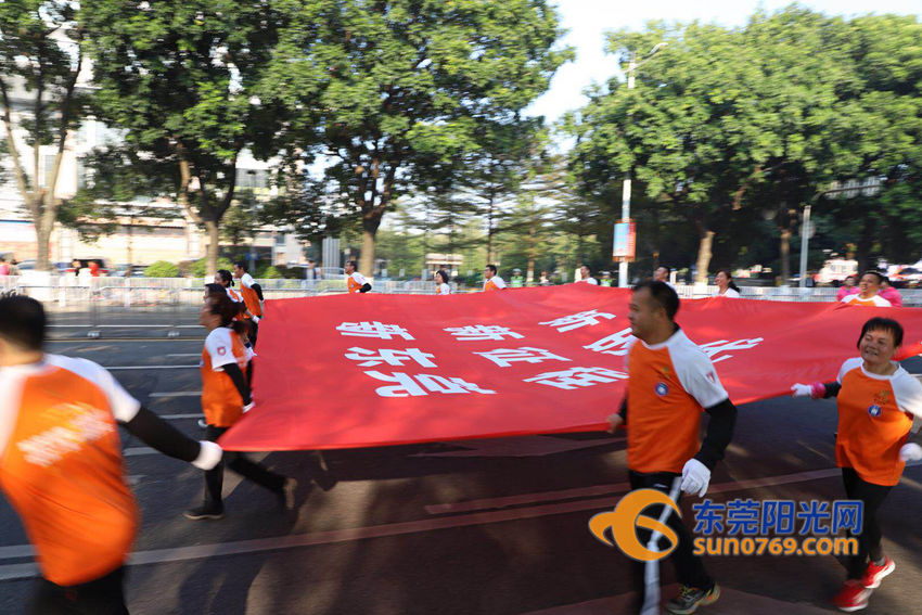 全城沸腾,全城火热人山人海