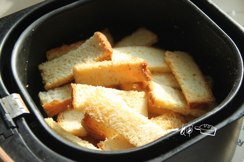 面包烤糊了不要扔这样处理还能吃,面包烤糊了不要扔