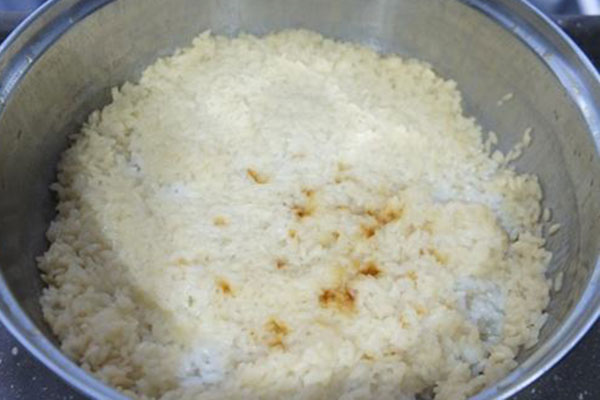 米饭烧焦味怎么去除简单方法,米饭烧焦的时候怎么去除焦味