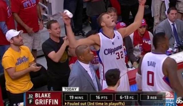 球迷嘴太碎球星怎么办？哈登直接上去扇耳光，格里芬这做法太机智