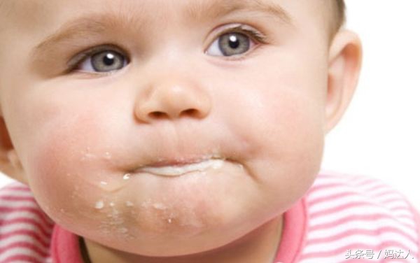 小月孩子吐奶很多怎么回事,孩子吐奶跟喷泉一样怎么回事