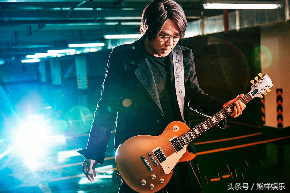 大鹏第一次见缝纫机乐队不再犹豫,煎饼侠大鹏重新拍屌丝男士