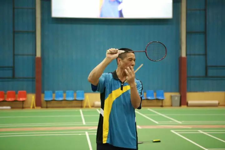 羽毛球反手发高远球的技巧,羽毛球新手反手高远球训练的方法