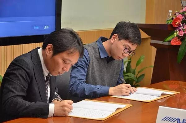 飞歌和阿尔派车机选哪个,十万元的汽车音响