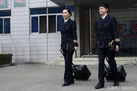 现在的飞行员一个月能拿多少工资,一般飞行员的工资多高啊