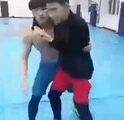 被比你高壮的人掐住脖子时你该怎么应对