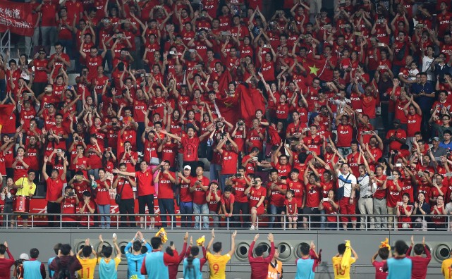 今年我们不曾放弃距离真的很近了为国足球迷加冕我们在一起!