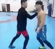 被比你高壮的人掐住脖子时你该怎么应对