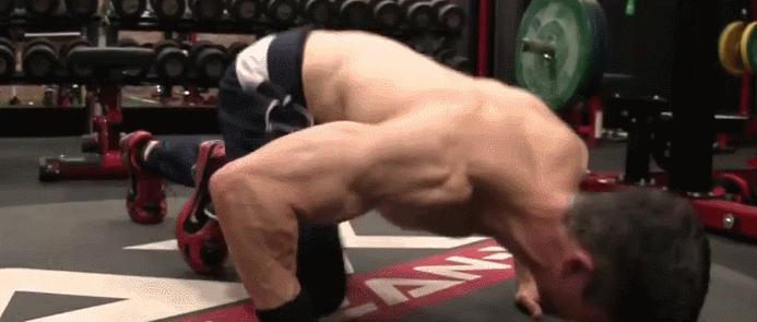 标准俯卧撑和变式俯卧撑哪种好,新手从跪姿俯卧撑练到标准俯卧撑