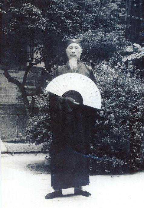 武术道术都是一绝，曾担任北大气功协会会长，崂山派掌门人