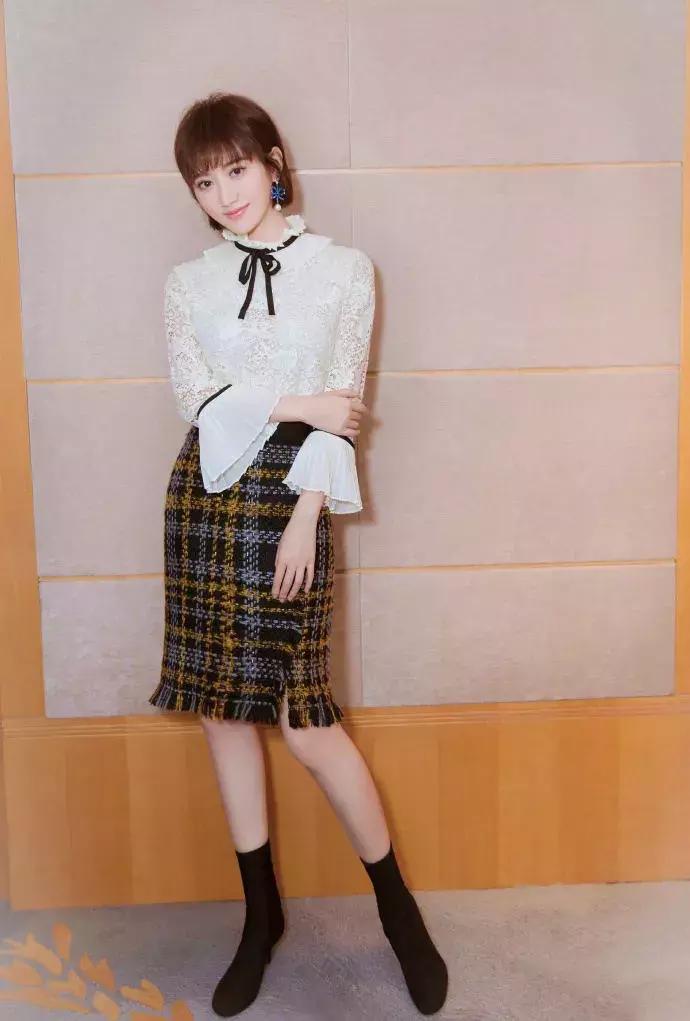 适合冬天小女生穿的黑色马丁靴,适合年轻小姐姐穿的衣服