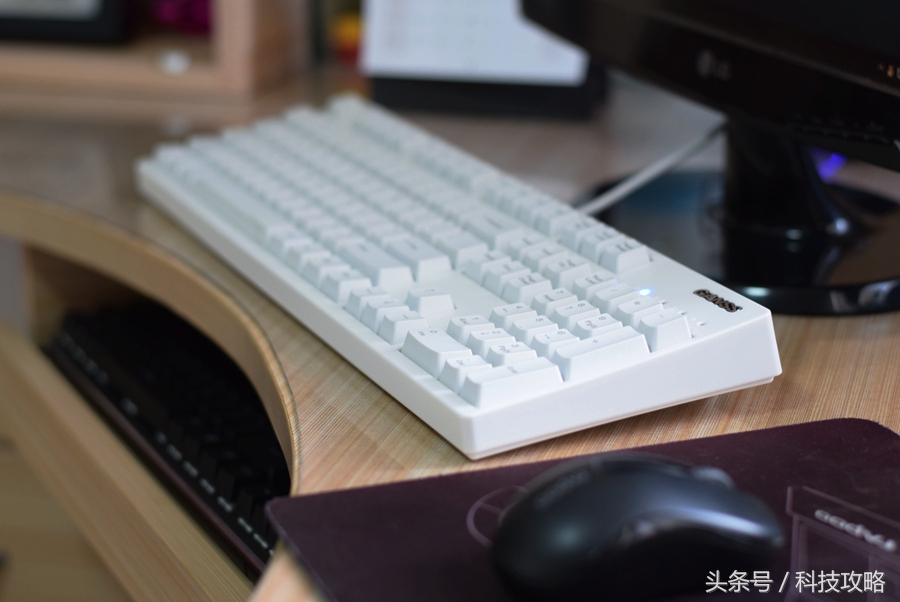 机械键盘和薄膜键盘哪个打字舒服,100-200入门级机械键盘高颜值