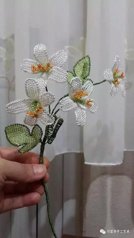 只是用针穿上了线不断绕圈打结，做出来的仿真花竟然比钩的还好看