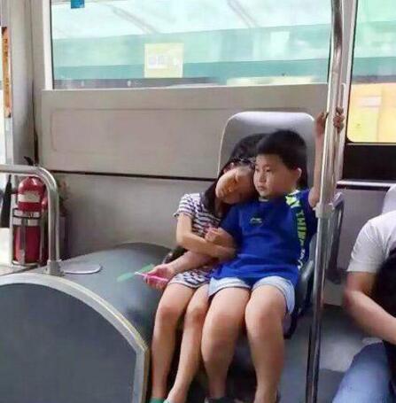 就这么直接插进去，不疼才怪呢，咋就那么猴急呢