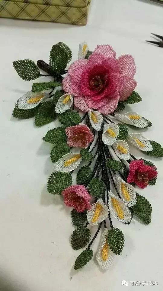 只是用针穿上了线不断绕圈打结，做出来的仿真花竟然比钩的还好看