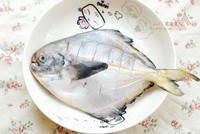 红烧鲳鱼咸菜家常做法,红烧鲳鱼的家常做法
