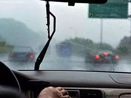 雪天车玻璃冻住如何解冻,雪天车挡风玻璃结冰怎么办视频