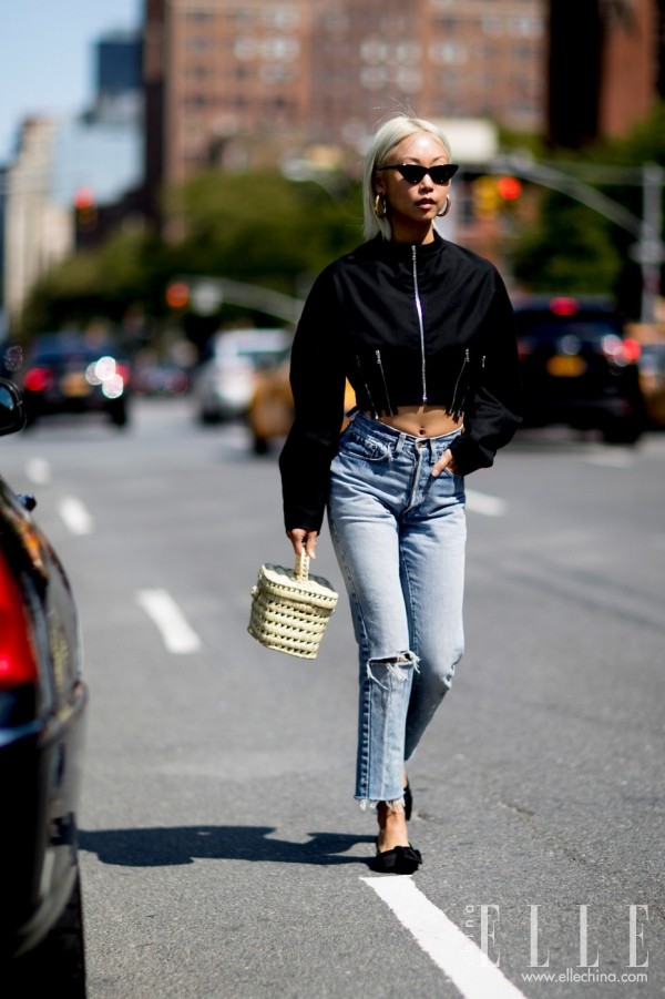 冬天加厚黑色牛仔裤,女生冬天穿黑色牛仔裤配过膝靴