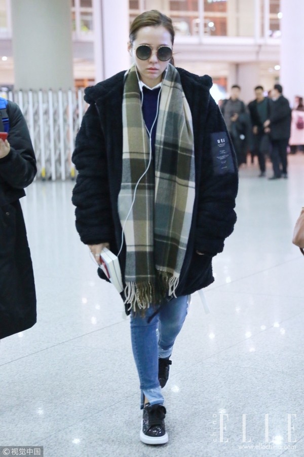 冬天加厚黑色牛仔裤,女生冬天穿黑色牛仔裤配过膝靴