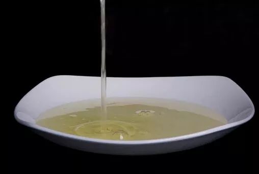 大衣起球处理后还会起球怎么办,大衣沾灰粘毛起球有什么方法除掉