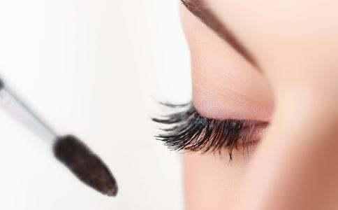 新手如何使用睫毛膏？简单易学