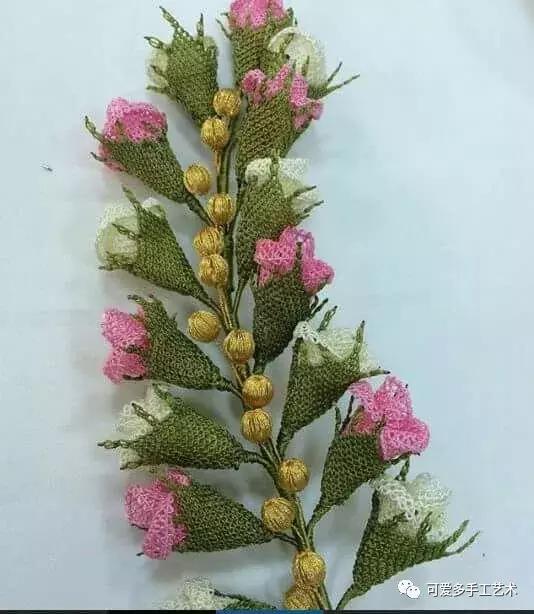 只是用针穿上了线不断绕圈打结，做出来的仿真花竟然比钩的还好看