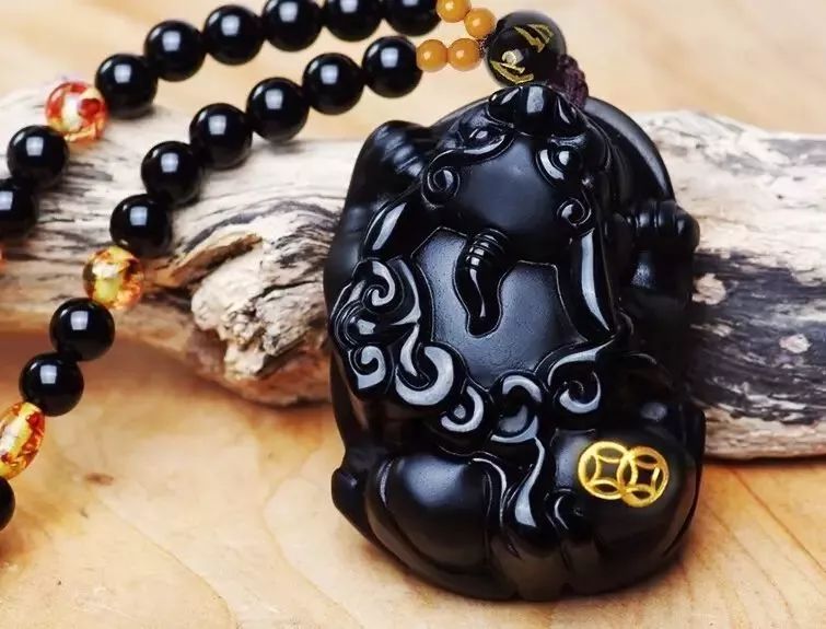 五行珠宝佩戴注意事项,翡翠珠宝五行属什么