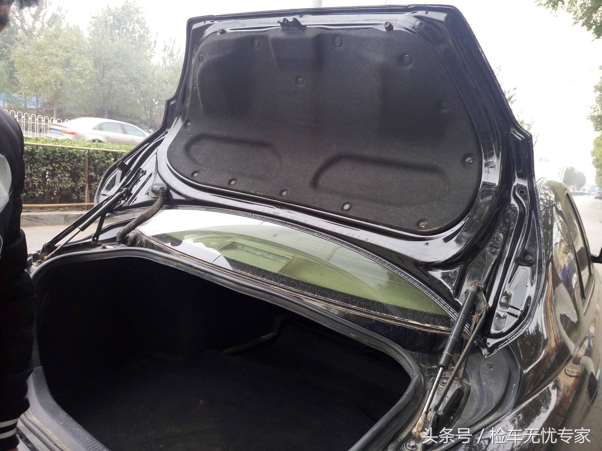 8万买辆10年的丰田锐志，捡漏还是入坑？打开车门朋友愣了