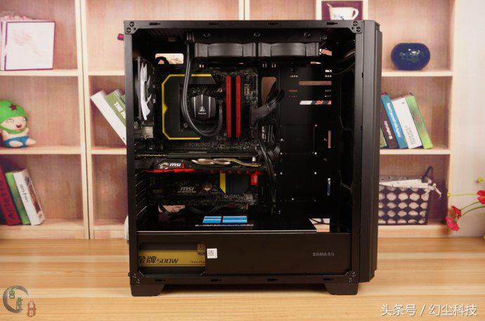 个性的机箱是越来越多了，这款机箱竟然加入了DIY画板功能